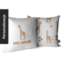 Biała personalizowana poduszka dla dziecka z imieniem i motywem żyrafy z kolekcji WILD SAFARI.
