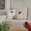 Beżowa poduszka dynia boucle Soft Loop na kremowej sofie w jesiennej aranżacji salonu