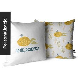 Biała personalizowana poduszka dla dziecka z imieniem i motywem złotej rybki z kolekcji OCEAN DREAM.