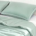 Elegancka pościel bambusowa premium szalwia z białą bizą w sypialni