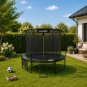 Trampolina ogrodowa 252 cm z siatką bezpieczeństwa i drabinką ustawiona w przydomowym ogrodzie