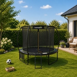 Trampolina ogrodowa 252 cm z siatką bezpieczeństwa i drabinką ustawiona w przydomowym ogrodzie