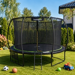 Trampolina ogrodowa Leansport 427 cm 14FT z siatką wewnętrzną i drabinką ustawiona w przydomowym ogrodzie