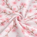 Zbliżenie tkaniny zasłony z motywem kwitnącej wiśni Sakura na białym tle