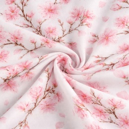 Zbliżenie tkaniny zasłony z motywem kwitnącej wiśni Sakura na białym tle
