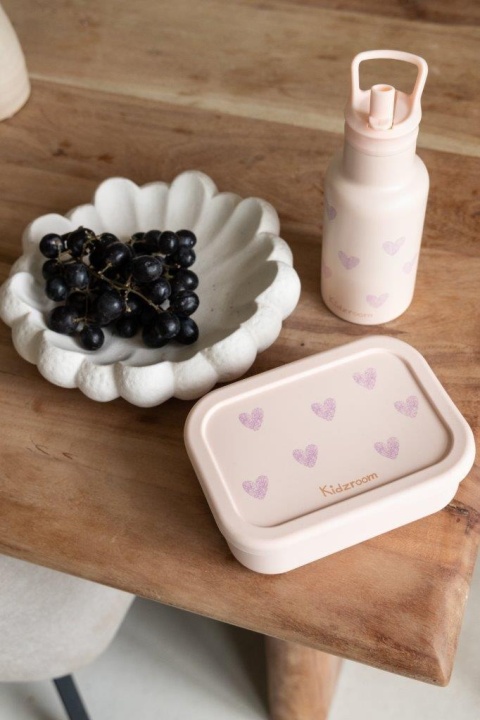 Różowy lunchbox i butelka Kidzroom z motywem serc
