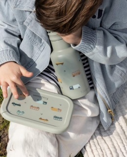 Bidon termiczny dla dzieci z autkami i lunchboxem podczas pikniku