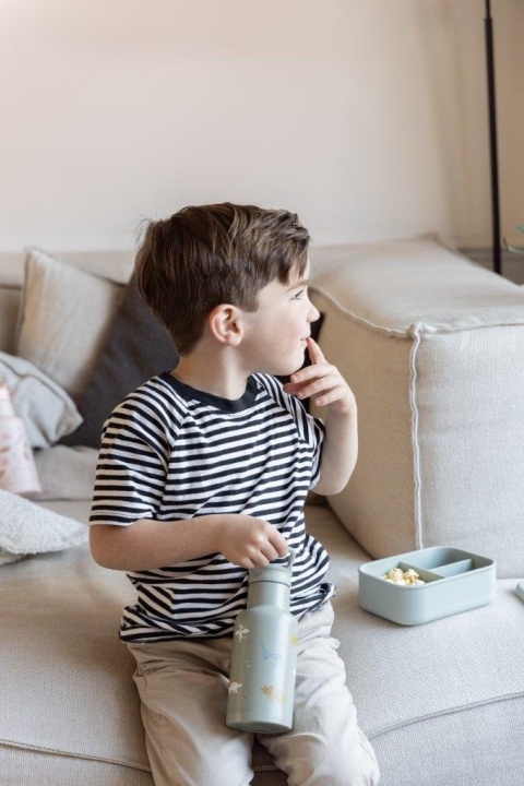 Lunchbox Kidzroom z dinozaurami podczas codziennego użytkowania przez dziecko