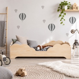 Drewniane łóżko dziecięce BOX 10 z barierką w naturalnym kolorze w pokoju dziecka