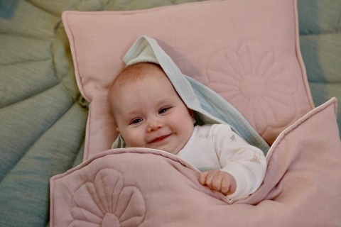 Jasnoróżowy lniany komplet z narzutką i poduszką dla niemowlaka z pikowanym kwiatem