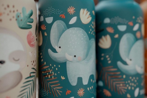 Butelka dla dzieci SASSI z motywem słonika – detal wzoru