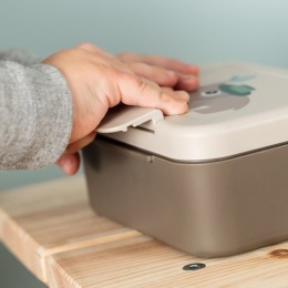 Lunchbox dziecięcy Done by Deer Elphee – łatwe otwieranie pudełka przez dziecko