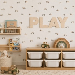 Drewniany napis PLAY na ścianę w pokoju dziecięcym – dekoracja kącika zabaw