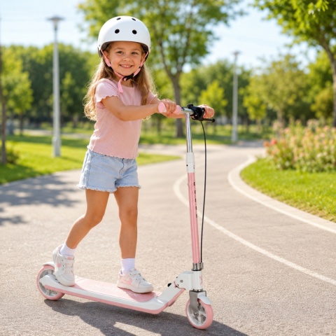 Dziewczynka na różowej hulajnodze dwukołowej TRIKE FIX w parku