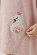 Haftowany łabędź na pudrowym ponczu kąpielowym dla dzieci