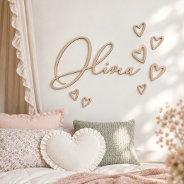 Drewniane imię na ścianę z sercami – personalizowana dekoracja do pokoju dziecka