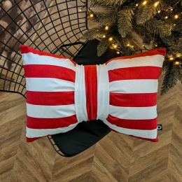 Czerwono-biała poduszka dekoracyjna Kokarda XMAS w paski przy choince