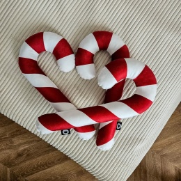 Czerwono-białe poduszki świąteczne w kształcie lasek cukrowych XMAS