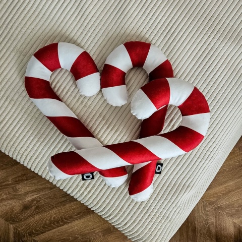 Czerwono-białe poduszki świąteczne w kształcie lasek cukrowych XMAS