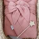 Różowy muślinowy rożek niemowlęcy z dużą ozdobną kokardą