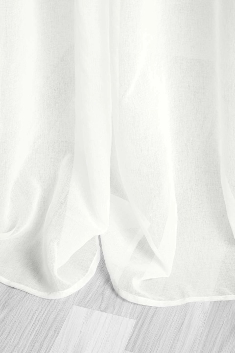 Biała zasłona półzaciemniająca – zbliżenie na strukturę tkaniny