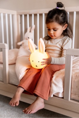 Lampka nocna Królik Trixie Baby w pokoju dziecka