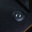 Wbudowane porty USB w czarno-złotej toaletce z lustrem LED