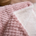 Pudroworóżowy koc Sherpa z białym barankiem – detal miękkiego materiau