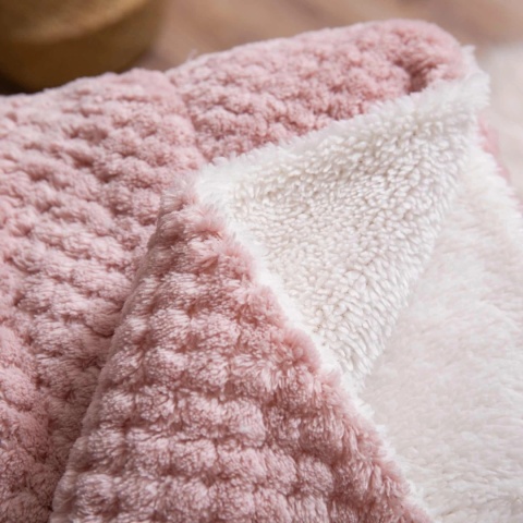 Pudroworóżowy koc Sherpa z białym barankiem – detal miękkiego materiau