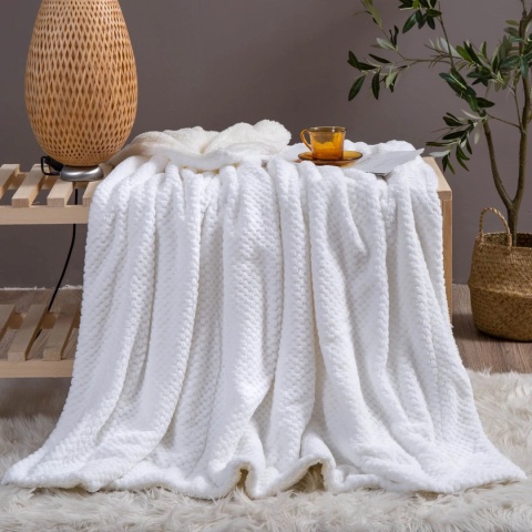 Biały koc Sherpa 150x200 w aranżacji wnętrza