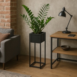 Czarny metalowy kwietnik CONCOVE 60 cm z rośliną w loftowym salonie