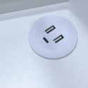 Panel USB-A i USB-C w biało-złotej toaletce kosmetycznej