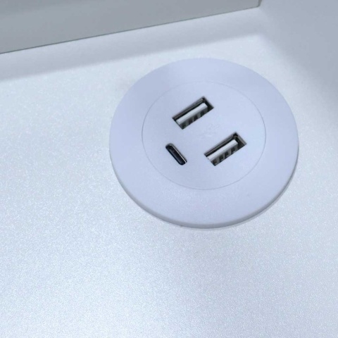 Panel USB-A i USB-C w biało-złotej toaletce kosmetycznej
