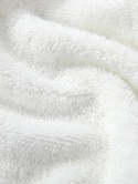 Biały ręcznik bawełniany frotte – zbliżenie na strukturę materiału