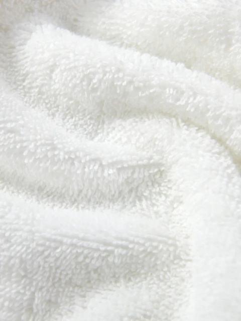 Biały ręcznik bawełniany frotte – zbliżenie na strukturę materiału