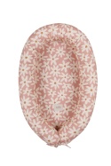 Kokon niemowlęcy Malomi Blush Daisies w pudrowym różu, ozdobiony białymi stokrotkami, z miękkimi bokami
