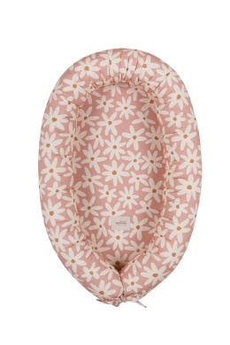 Kokon niemowlęcy Malomi Blush Daisies w pudrowym różu, ozdobiony białymi stokrotkami, z miękkimi bokami