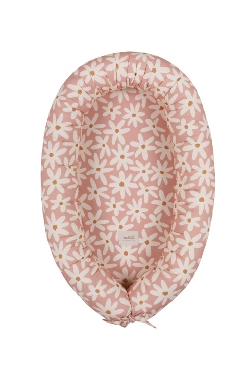 Kokon niemowlęcy Malomi Blush Daisies w pudrowym różu, ozdobiony białymi stokrotkami, z miękkimi bokami