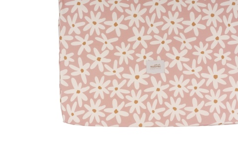 Prześcieradło dziecięce Blush Daisies w pudrowym różu z motywem białych stokrotek, widok z góry z widoczną metką producenta.