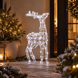 Świecący renifer LED o wysokości 90 cm z zimnym białym światłem, ustawiony przed domem w świątecznej aranżacji z choinką