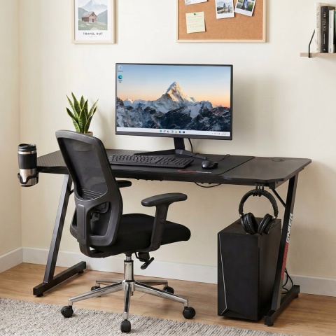 Biurko gamingowe Shadow Gamer w aranżacji pokoju z monitorem, klawiaturą