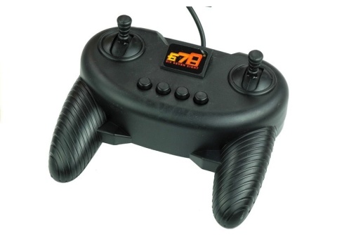 Czarny przewodowy pilot do sterowania dźwigiem budowlanym, wyposażony w dwa joysticki i przyciski funkcyjne.