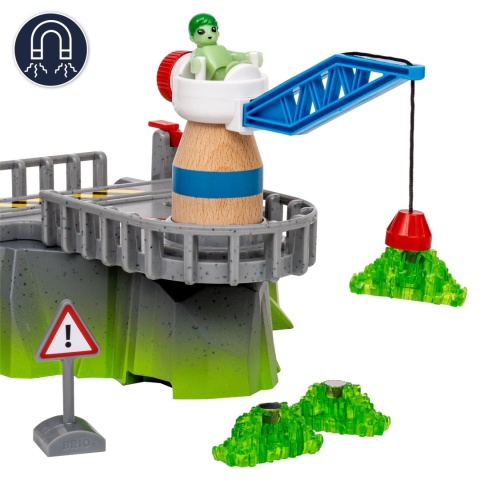 BRIO World kosmiczny dźwig magnetyczny z figurką kosmity i elementami zestawu Space Deluxe