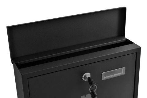 Czarna skrzynka na listy HANS z podniesioną klapą ochronną i szerokim otworem wrzutowym.