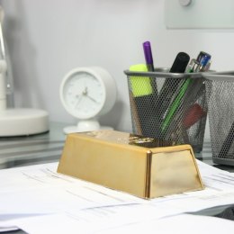 Przycisk do papieru w kształcie sztabki złota - dekoracyjny gadżet na biurko