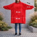 Czerwona bluza koc oversize – wymiary 95x85 cm, szerokie rękawy i luźny krój zapewniają maksymalny komfort i ciepło