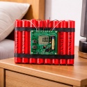 Urządzenie stylizowane na atrapę ładunku z czerwonymi cylindrami i wyświetlaczem elektronicznym umieszczone na stoliku nocnym