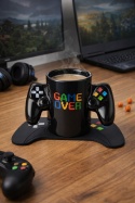 kubek game over dla gracza z uchwytami w kształcie padów na biurku gamingowym